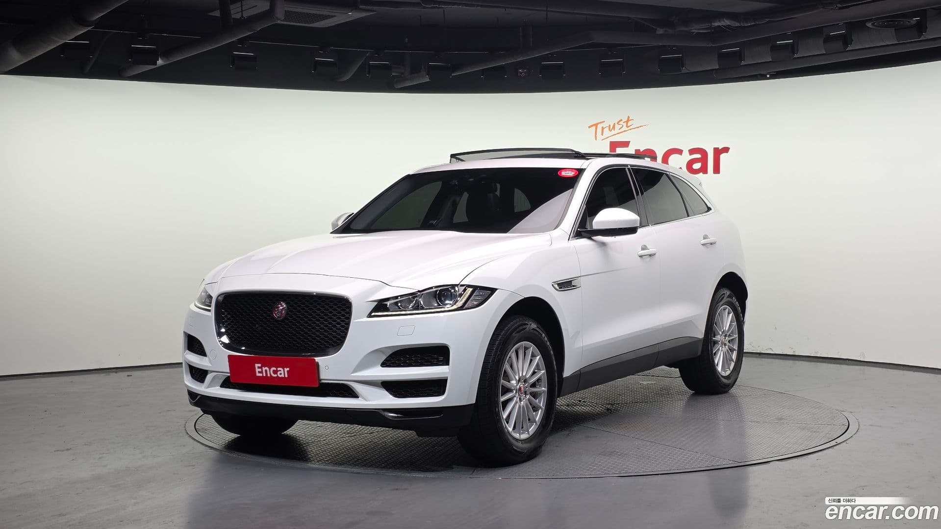 Main__Slider__Photo:F-PACE Jaguar 2017.4-0