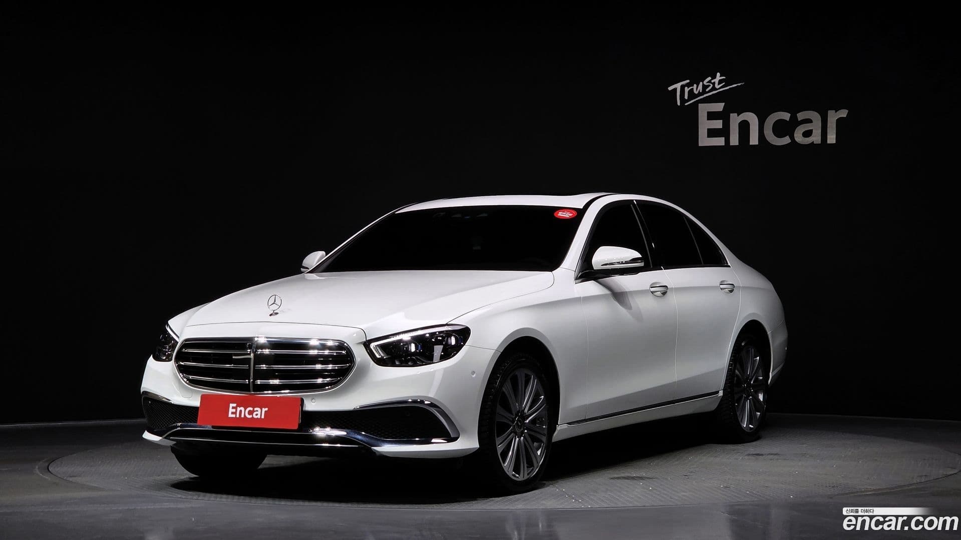 Main__Slider__Photo:E-Class Mercedes-Benz 2023.4-0