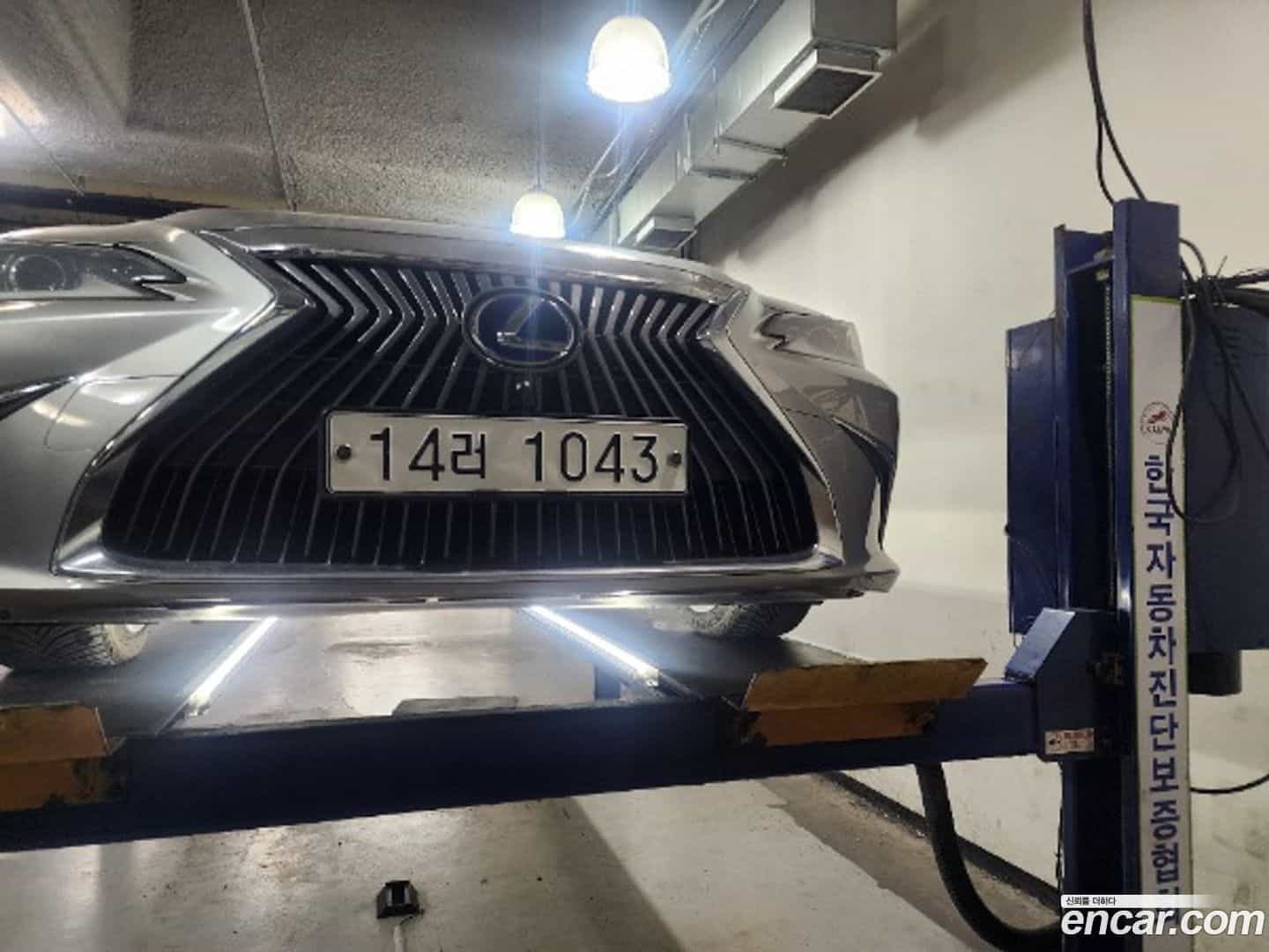 ES Lexus 2018.10-OUTER-001