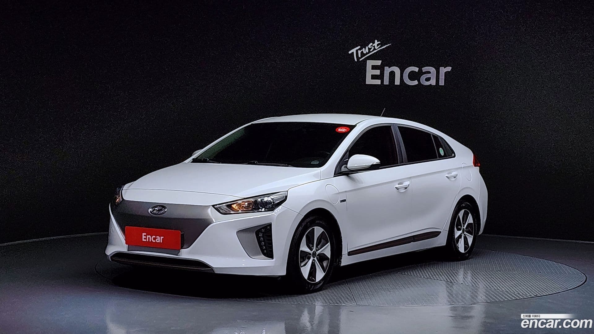 Main__Slider__Photo:Ioniq Hyundai 2016.6-0