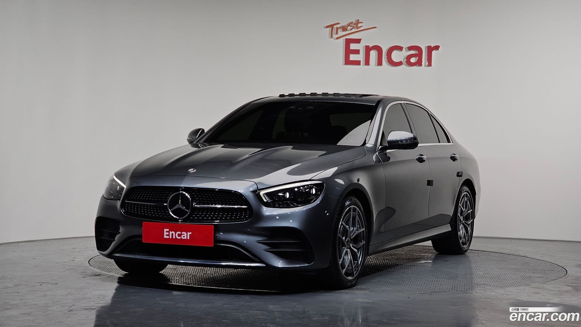 Main__Slider__Photo:E-Class Mercedes-Benz 2022.8-0