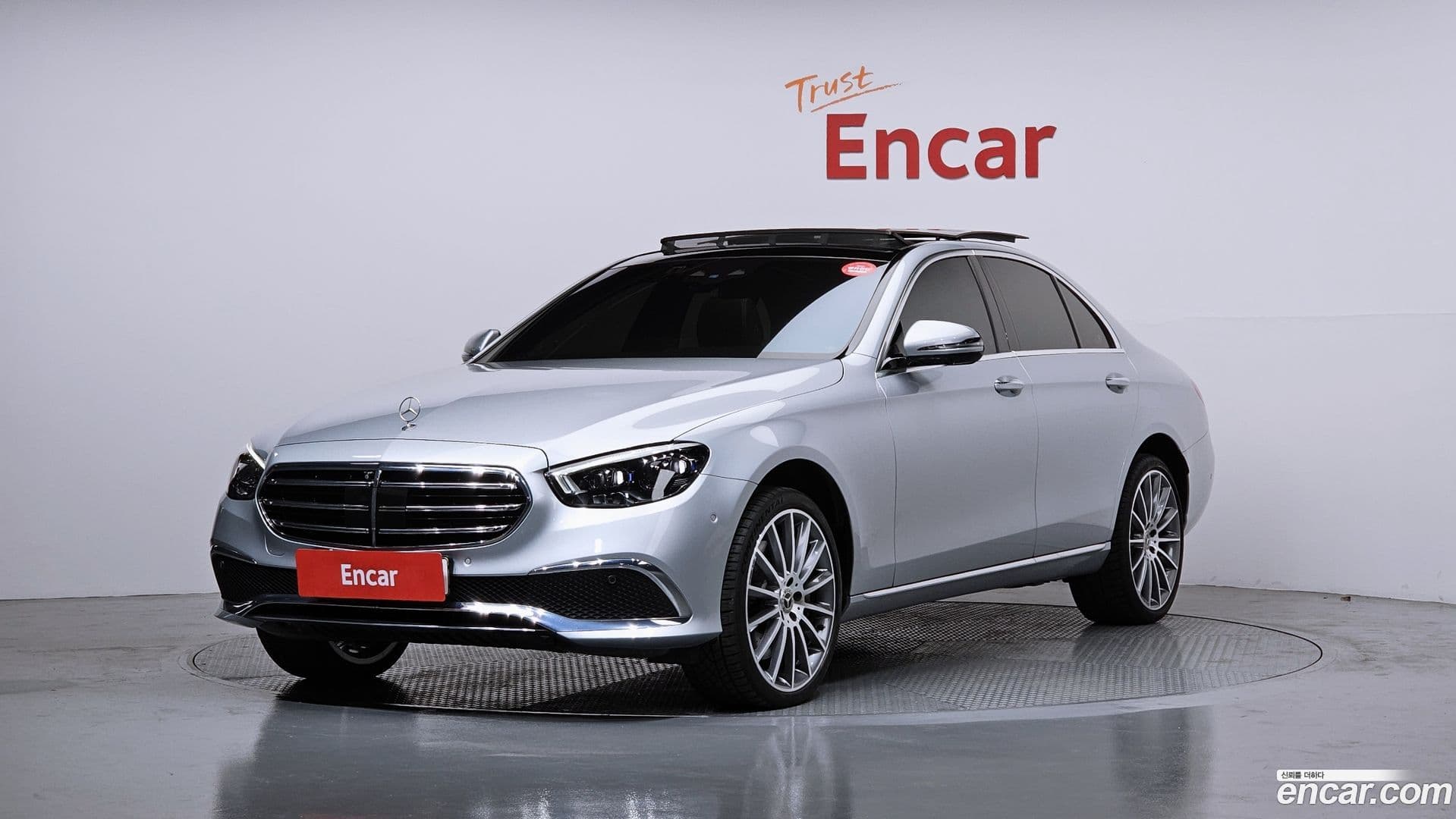Main__Slider__Photo:E-Class Mercedes-Benz 2022.10-0