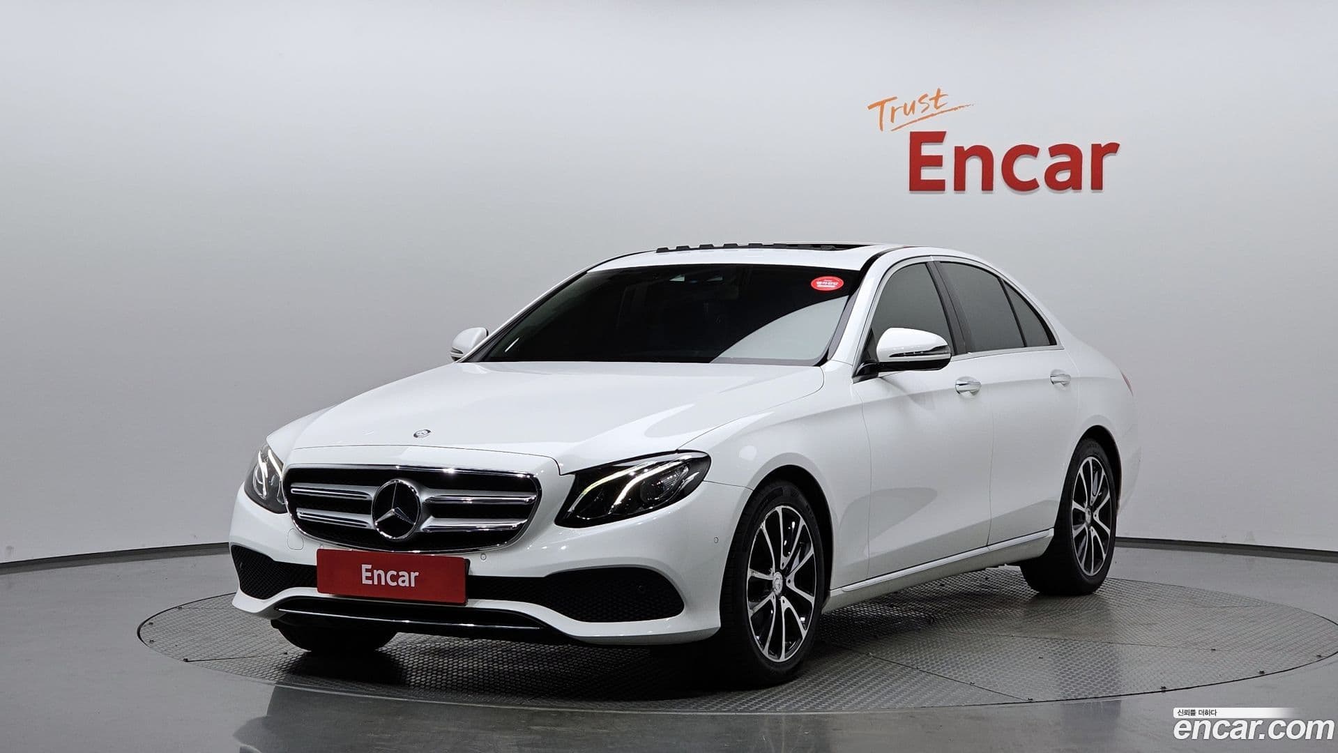 Main__Slider__Photo:E-Class Mercedes-Benz 2017.0-0