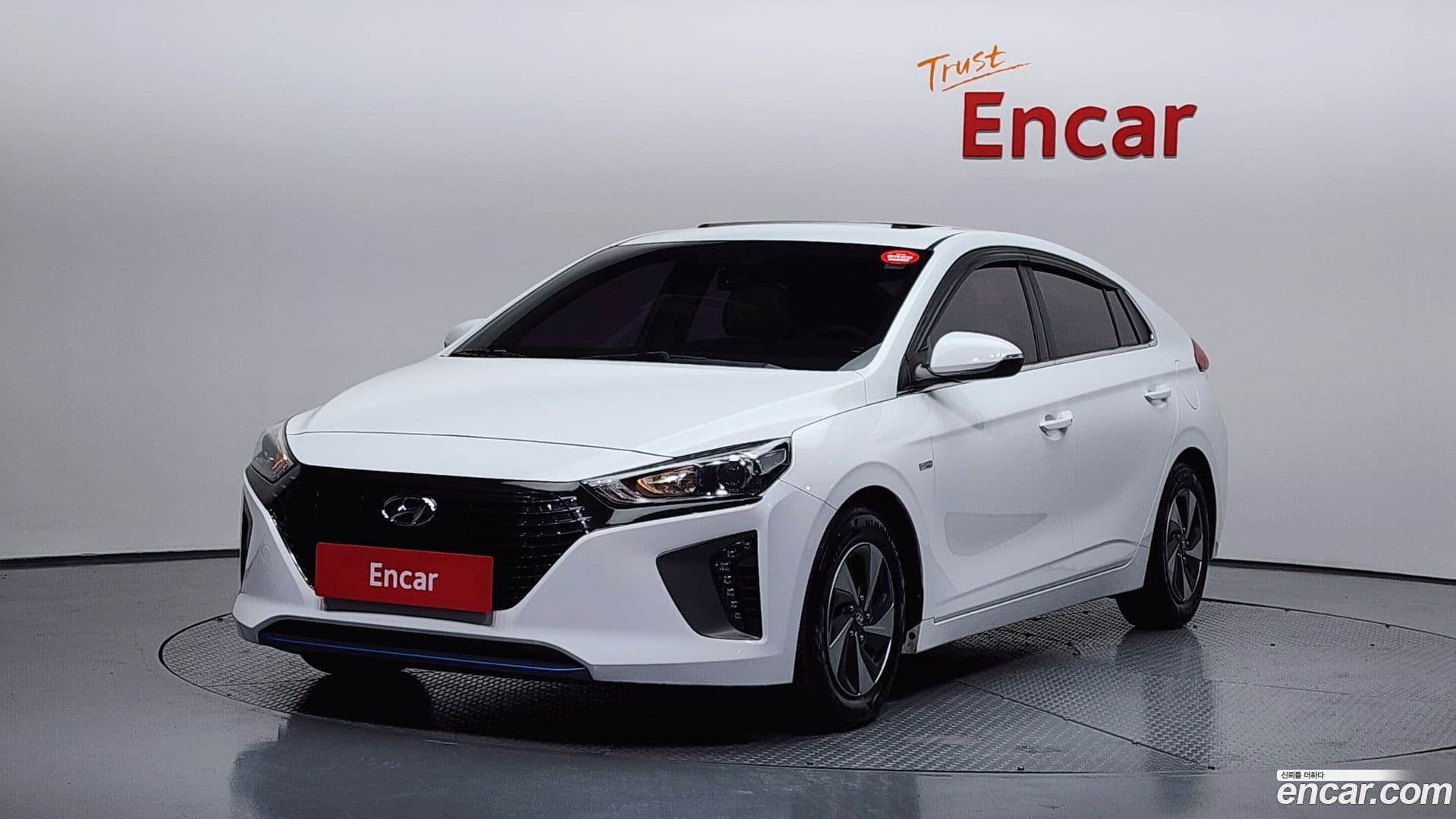 Main__Slider__Photo:Ioniq Hyundai 2016.2-0