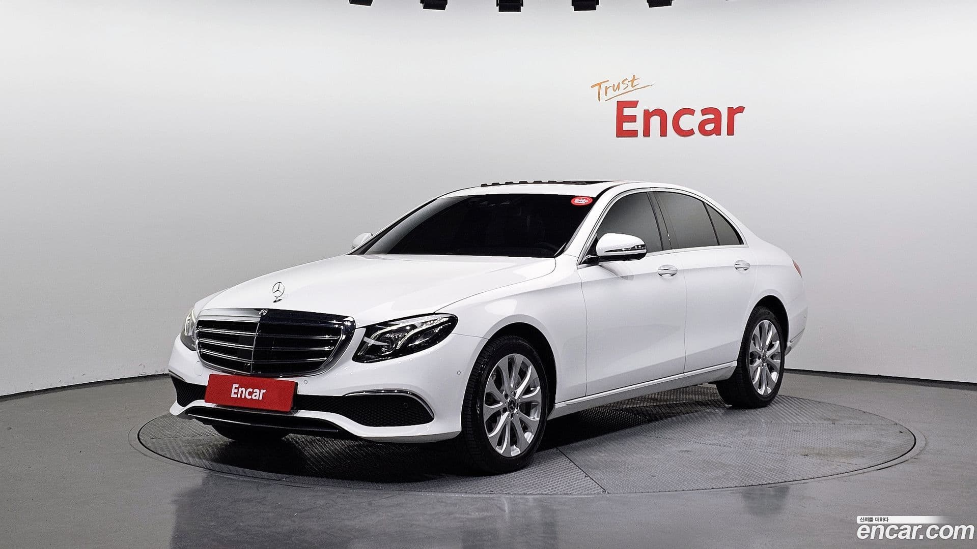 Main__Slider__Photo:E-Class Mercedes-Benz 2020.5-0