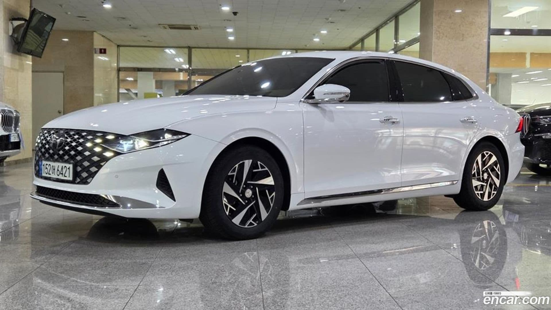 Main__Slider__Photo:Grandeur Hyundai 2022.6-0
