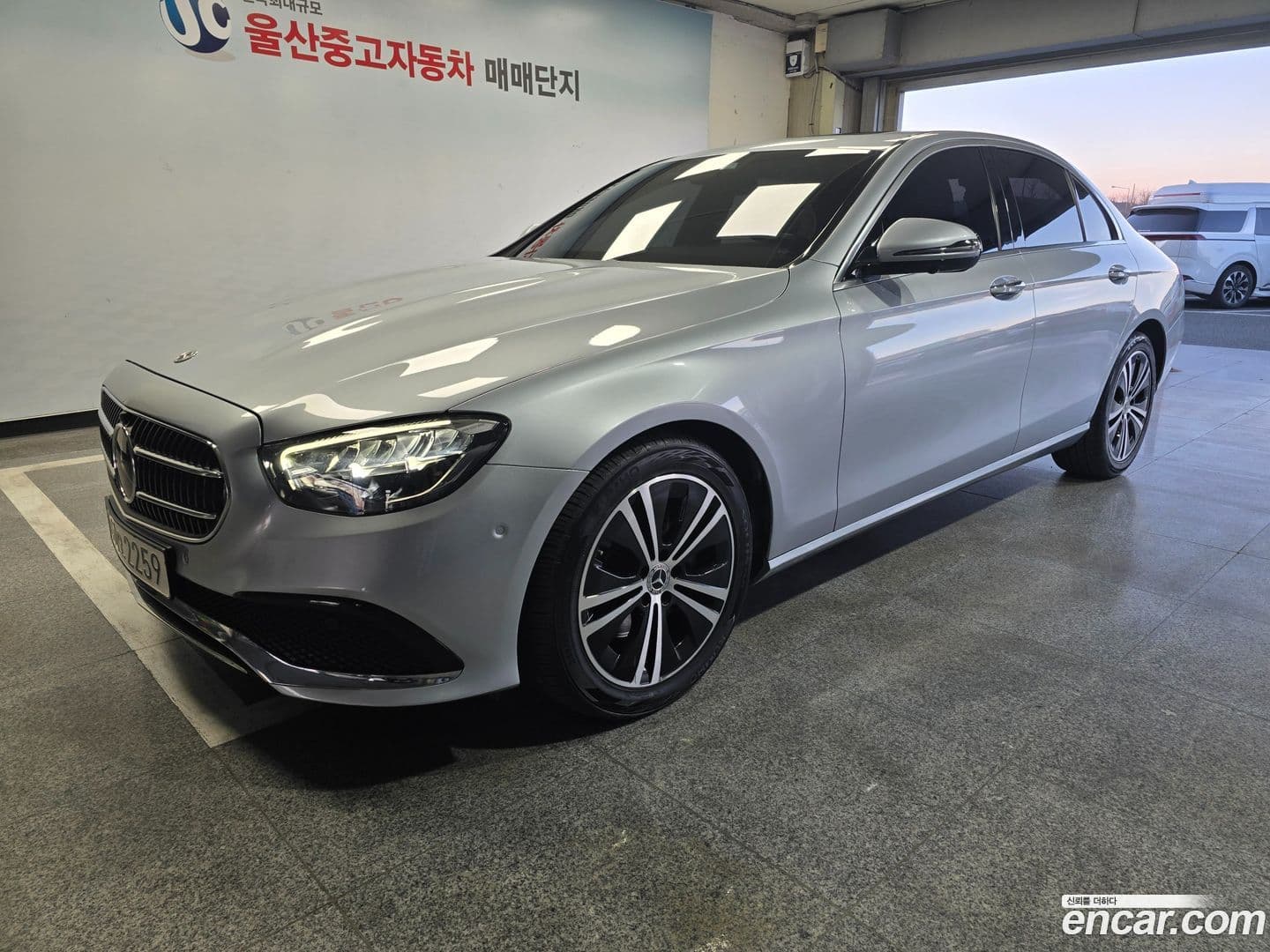 Main__Slider__Photo:E-Class Mercedes-Benz 2022.5-0