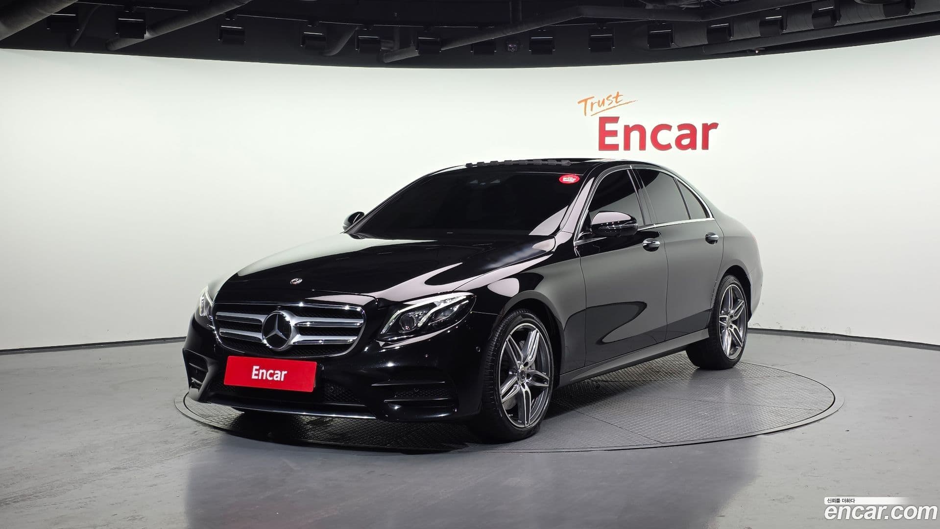 Main__Slider__Photo:E-Class Mercedes-Benz 2020.4-0