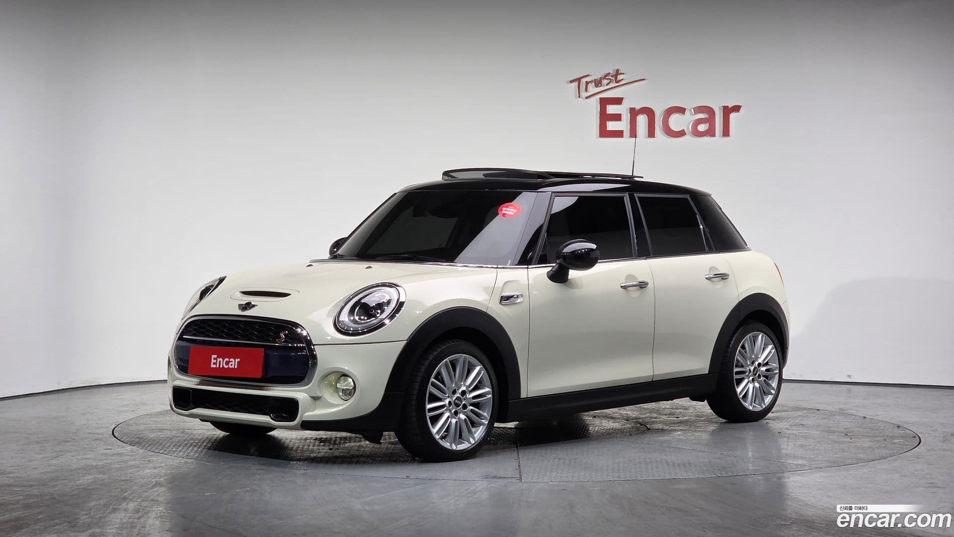 Main__Slider__Photo:Cooper Mini 2017.1-0