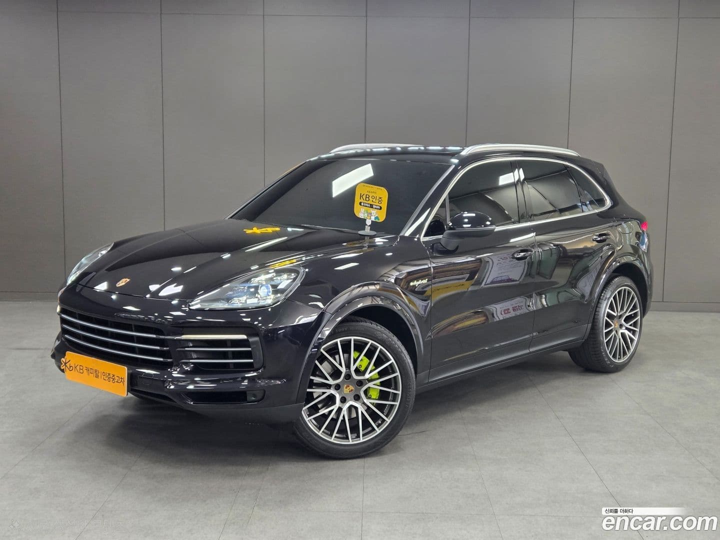 Main__Slider__Photo:Cayenne Porsche 2020.5-0