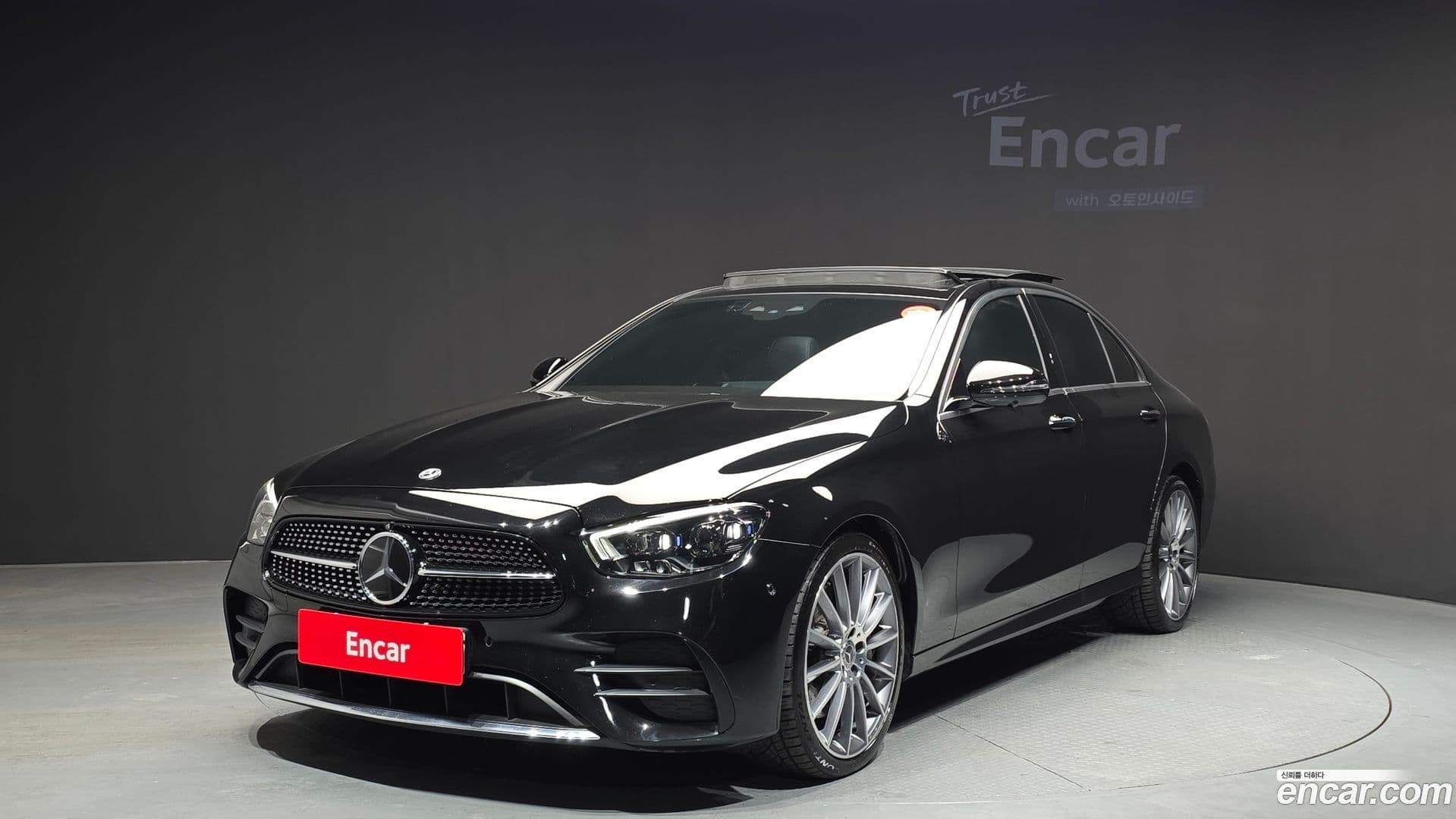 Main__Slider__Photo:E-Class Mercedes-Benz 2022.4-0