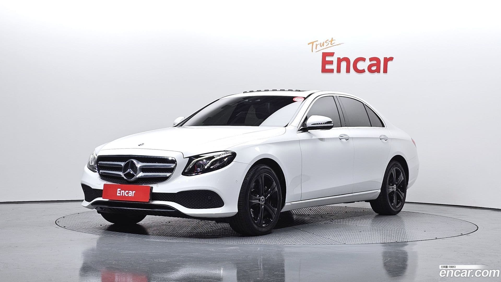 Main__Slider__Photo:E-Class Mercedes-Benz 2017.5-0