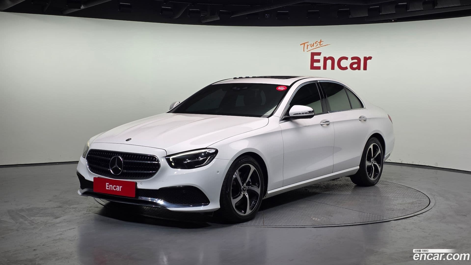 Main__Slider__Photo:E-Class Mercedes-Benz 2021.0-0