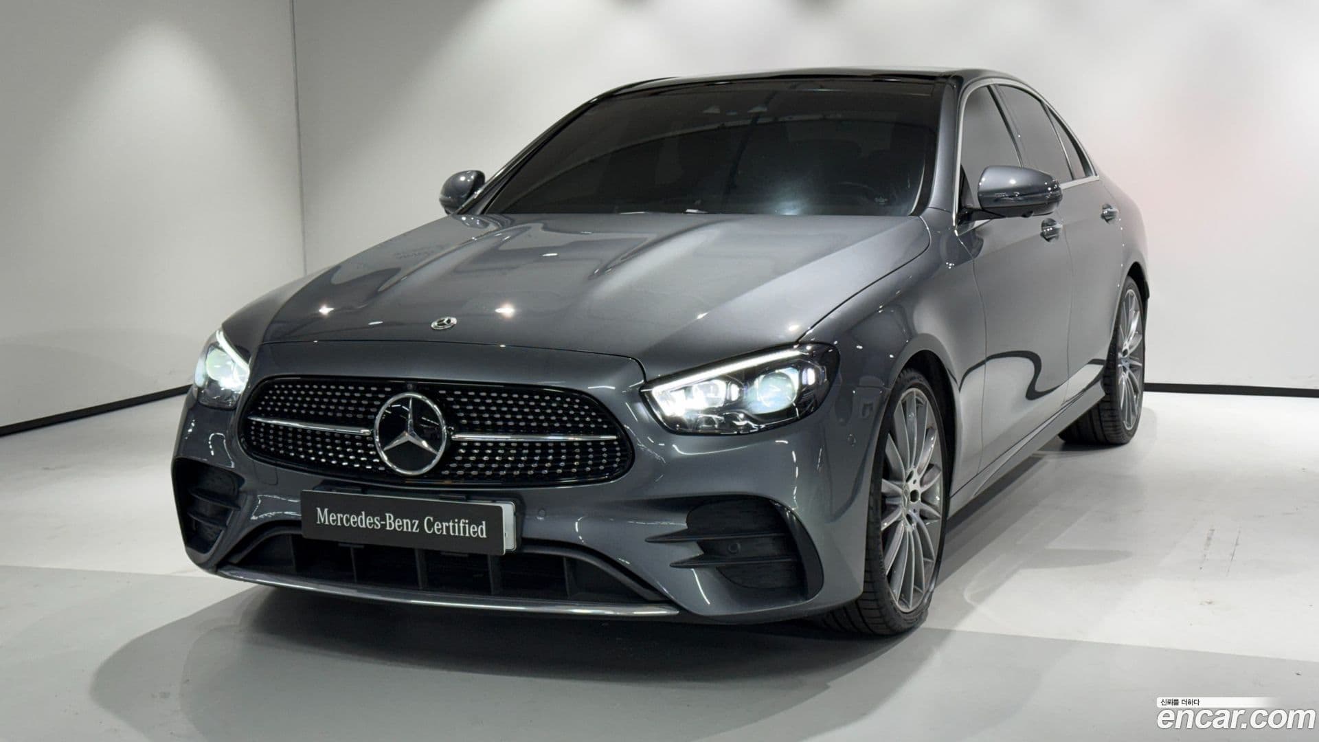 Main__Slider__Photo:E-Class Mercedes-Benz 2022.4-0