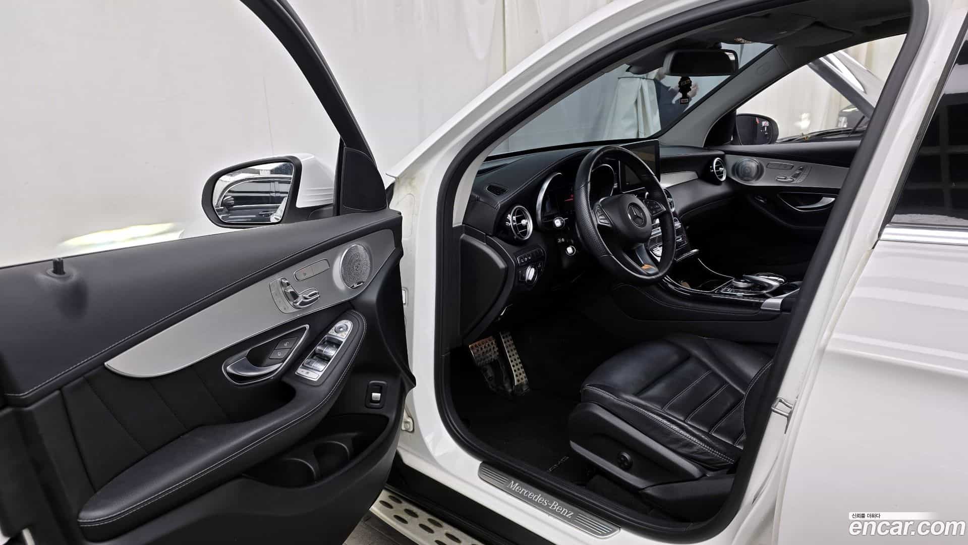 GLC-Class Mercedes-Benz 2018.6-INNER-010