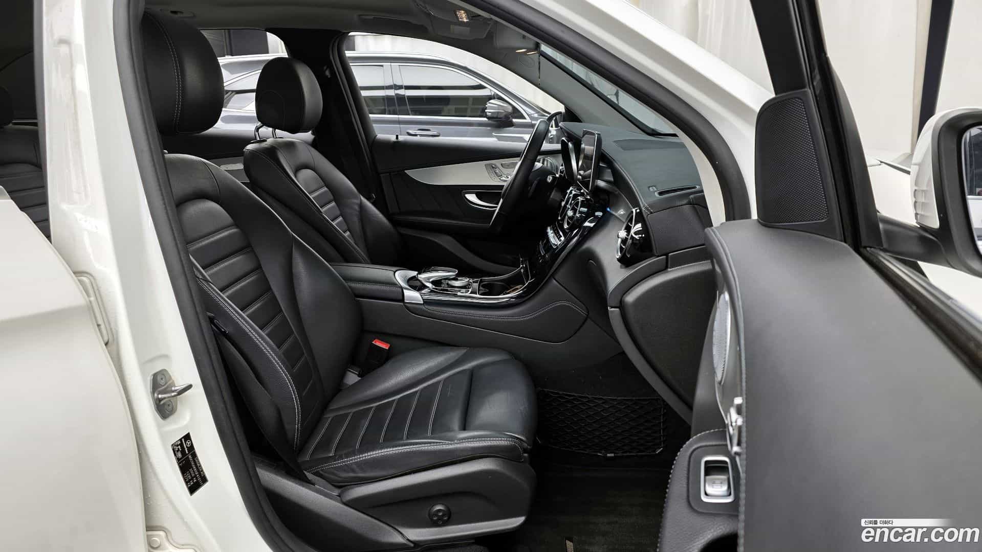 GLC-Class Mercedes-Benz 2018.6-OPTION-015