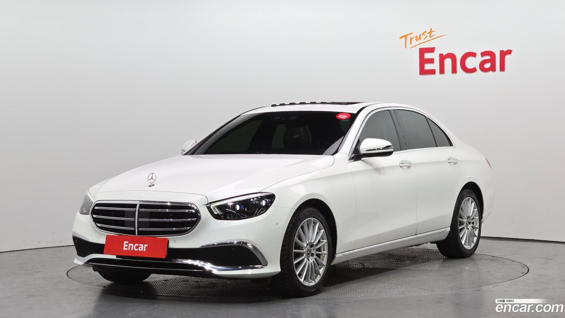 Main__Slider__Photo:E-Class Mercedes-Benz 2021.9-0