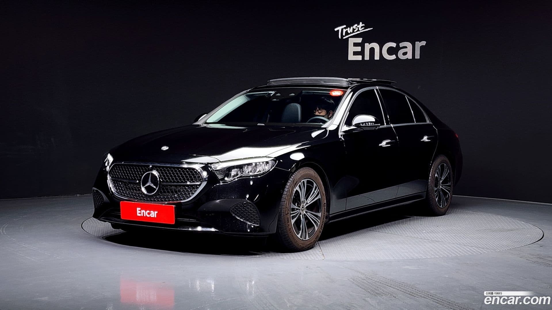 Main__Slider__Photo:E-Class Mercedes-Benz 2024.8-0