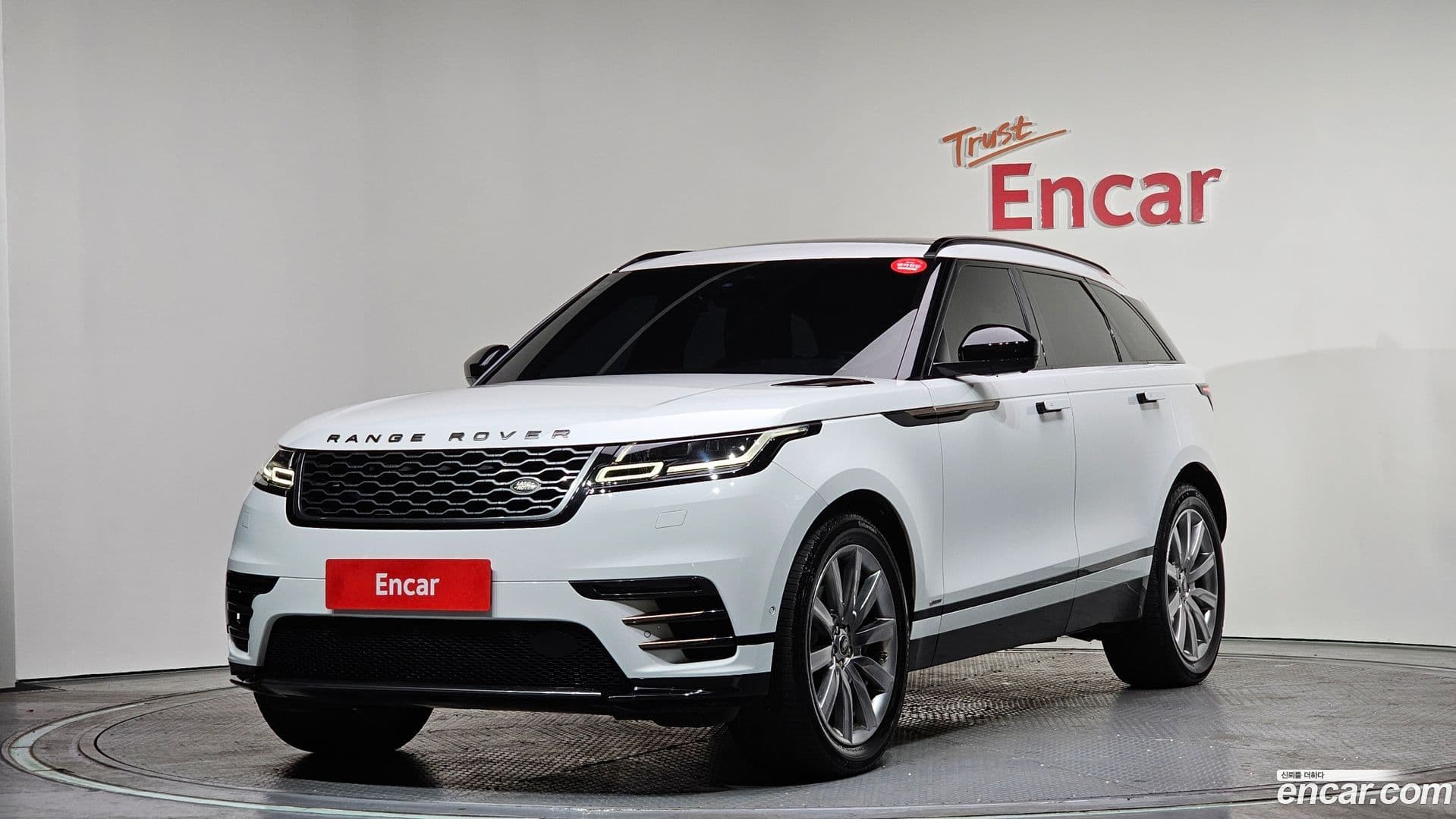 Main__Slider__Photo:Range Rover Velar Land Rover 2019.11-0