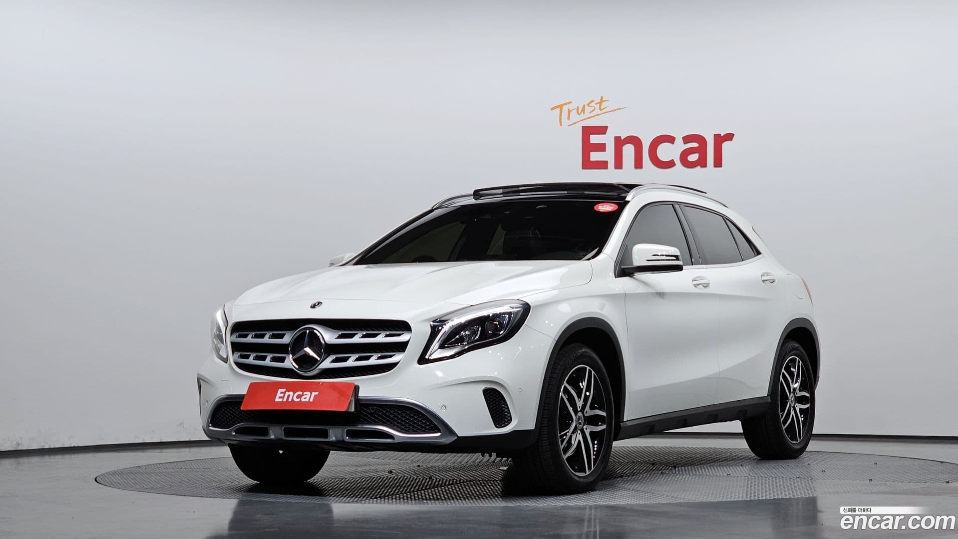 Main__Slider__Photo:GLA-Class Mercedes-Benz 2018.0-0
