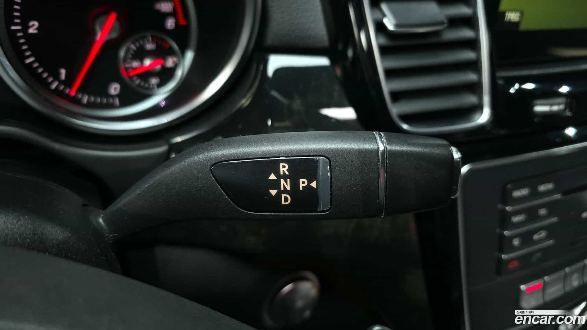 GLE-Class Mercedes-Benz 2016.7-INNER-009