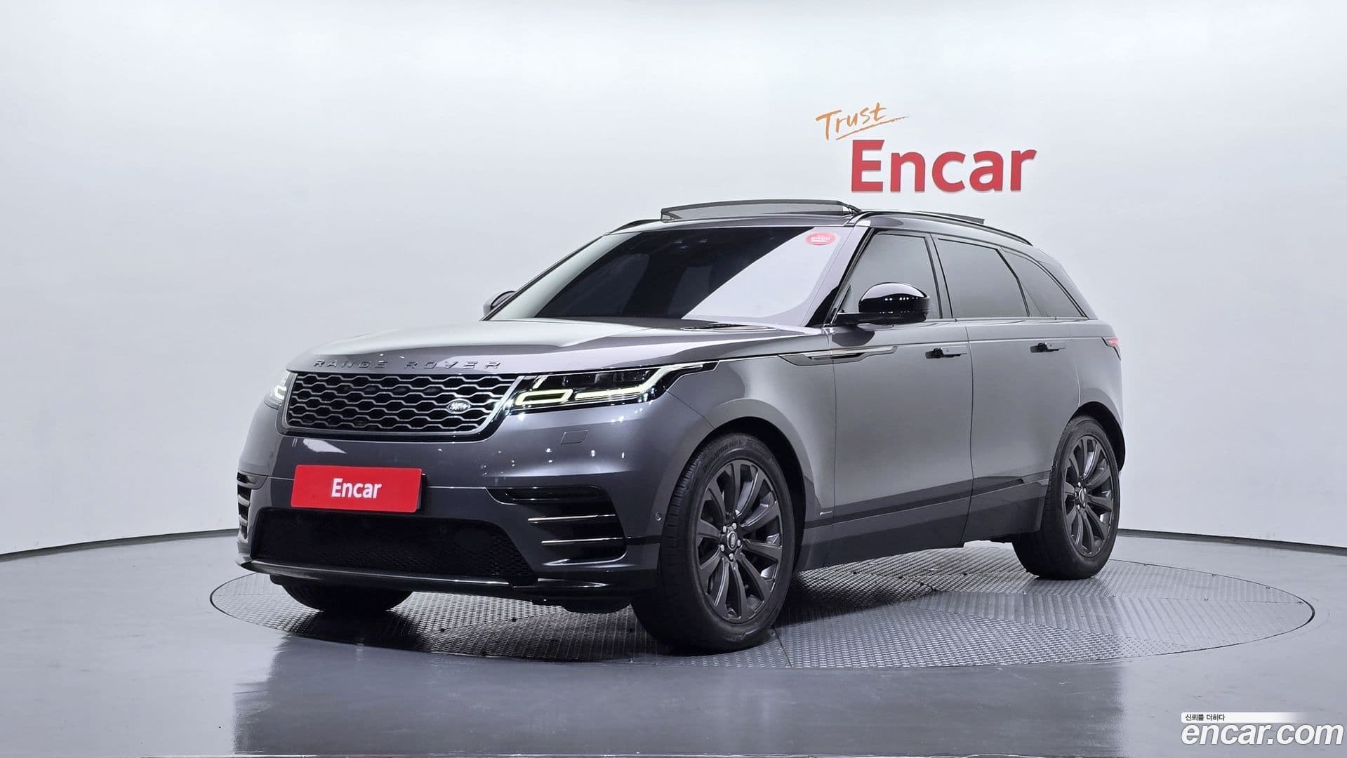 Main__Slider__Photo:Range Rover Velar Land Rover 2019.11-0