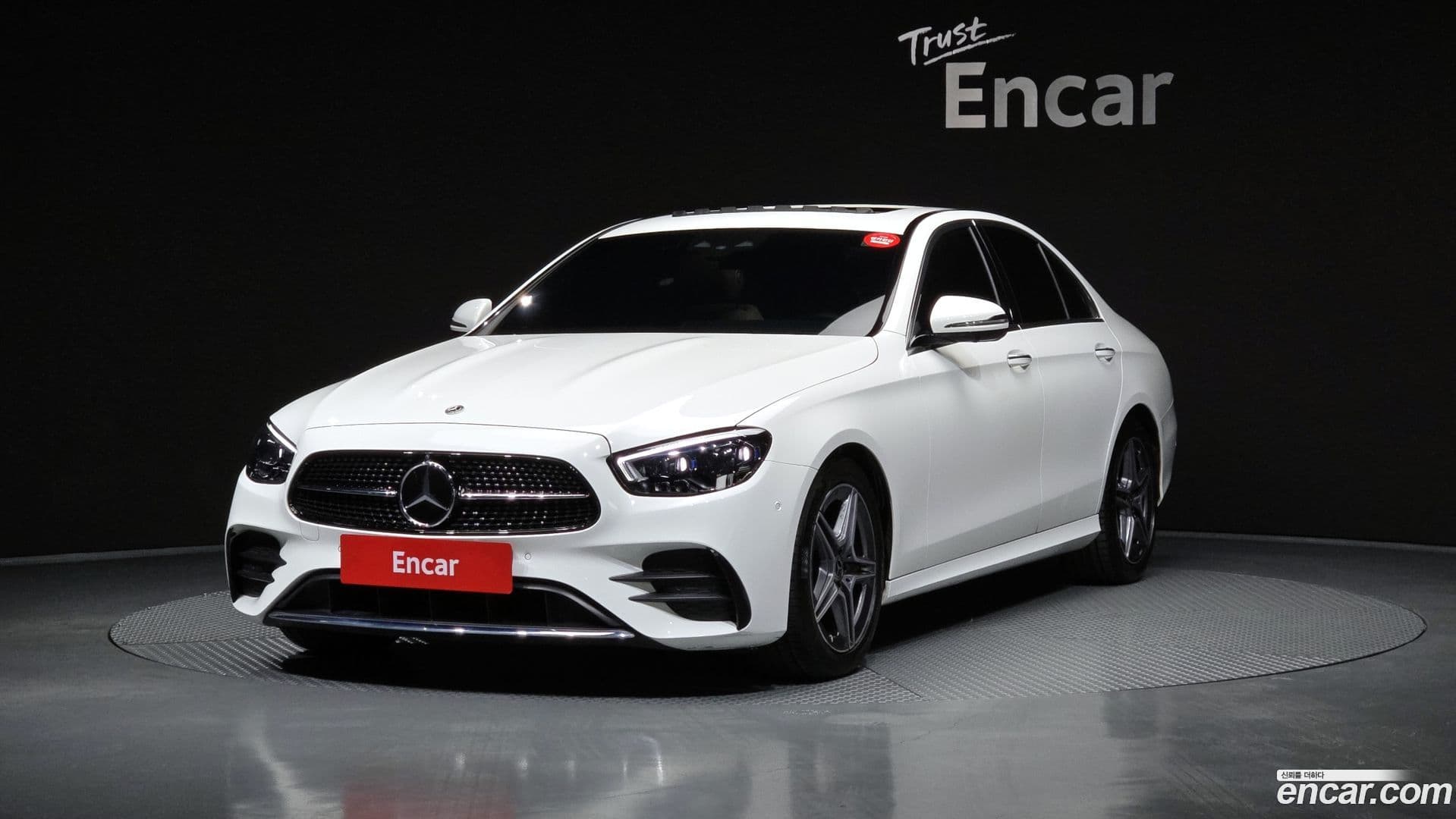 Main__Slider__Photo:E-Class Mercedes-Benz 2023.7-0