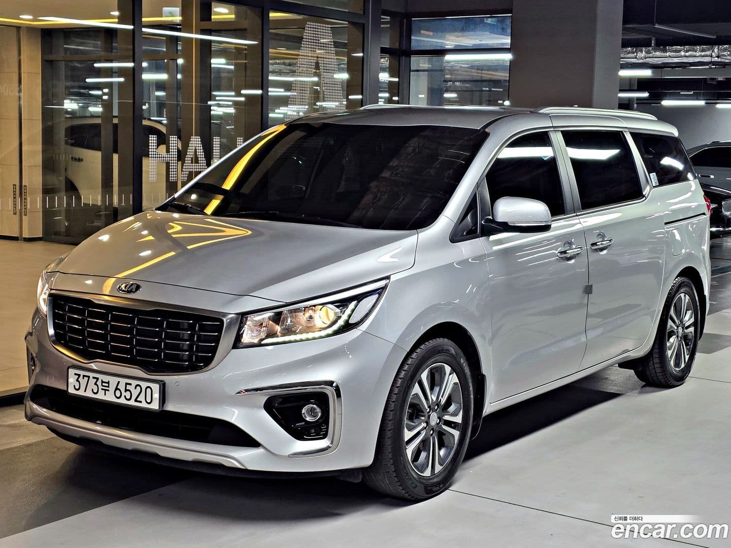 Main__Slider__Photo:Canival Kia 2019.11-0