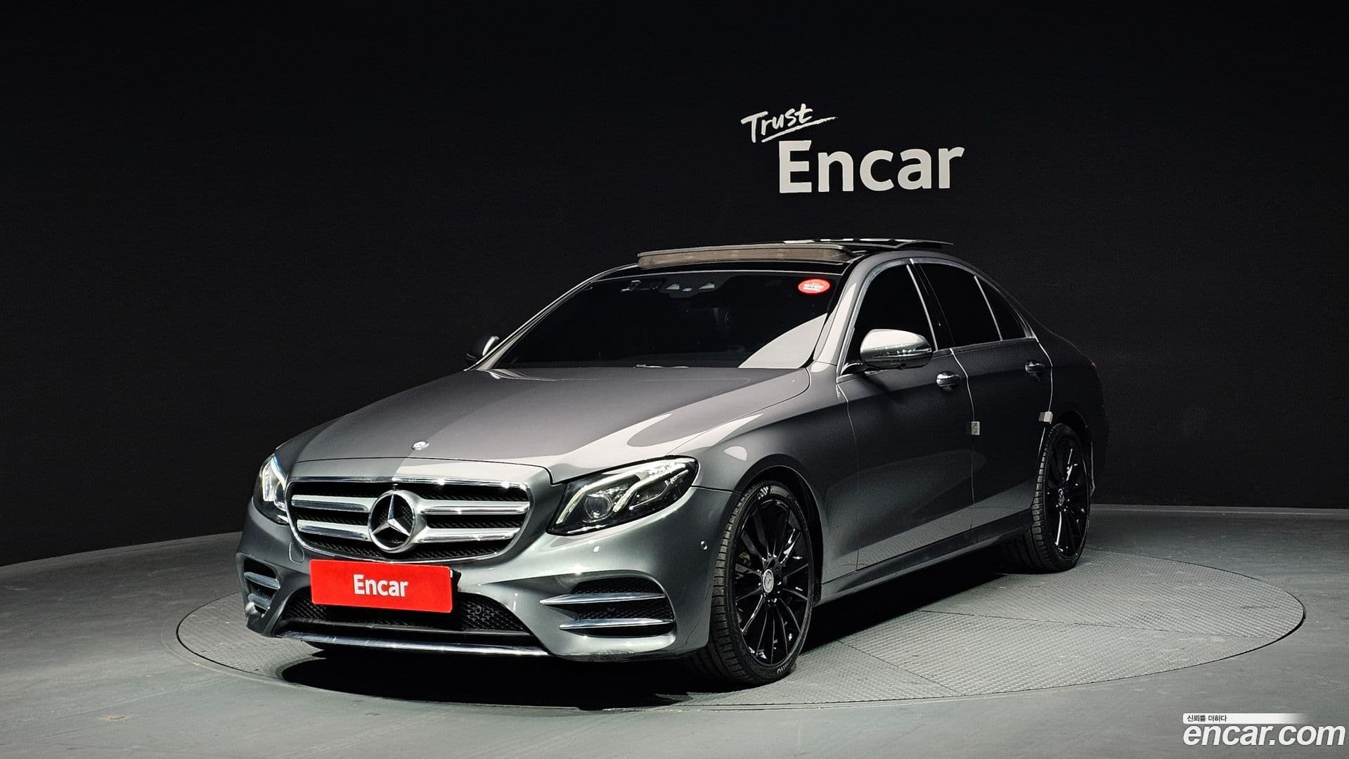 Main__Slider__Photo:E-Class Mercedes-Benz 2017.6-0