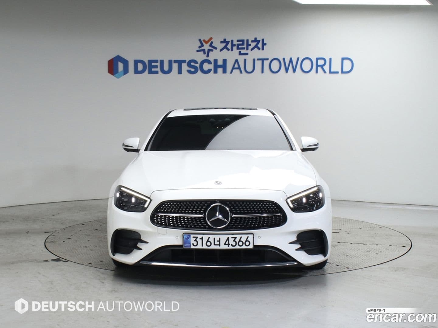 Main__Slider__Photo:E-Class Mercedes-Benz 2020.10-0