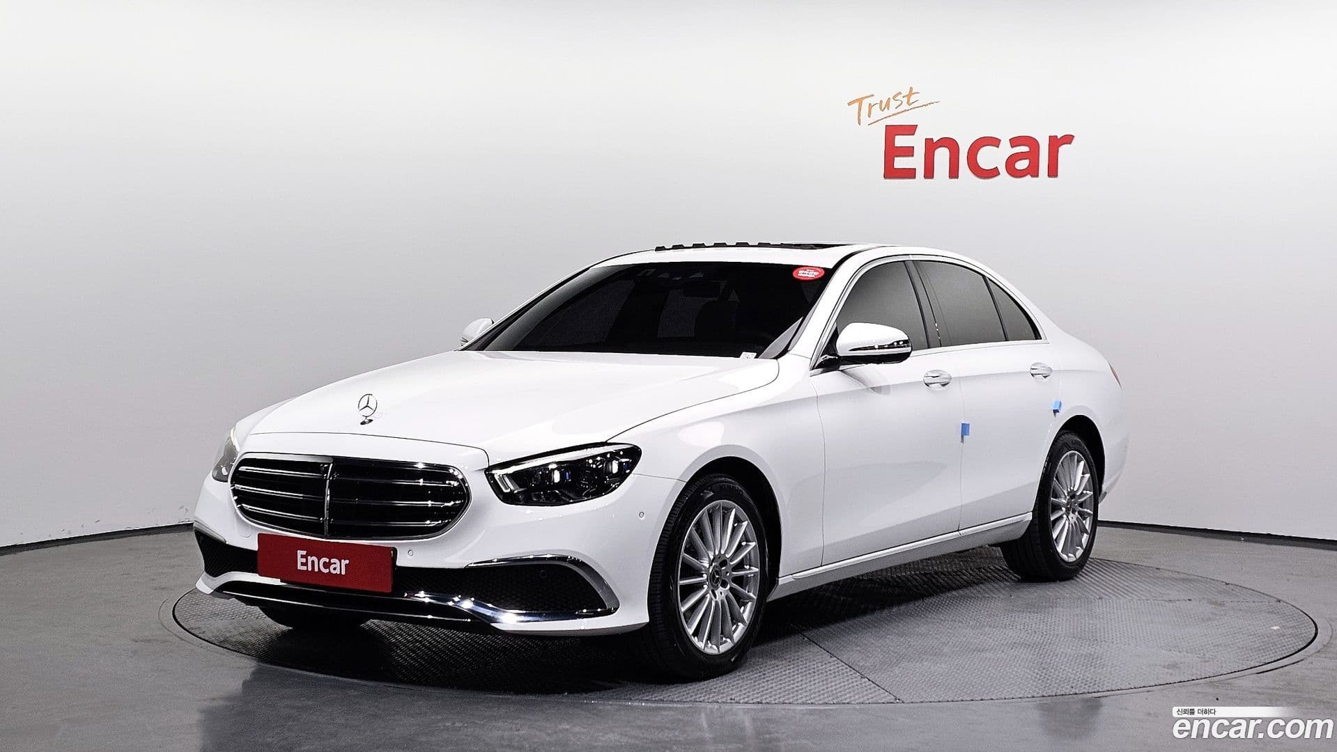 Main__Slider__Photo:E-Class Mercedes-Benz 2023.9-0