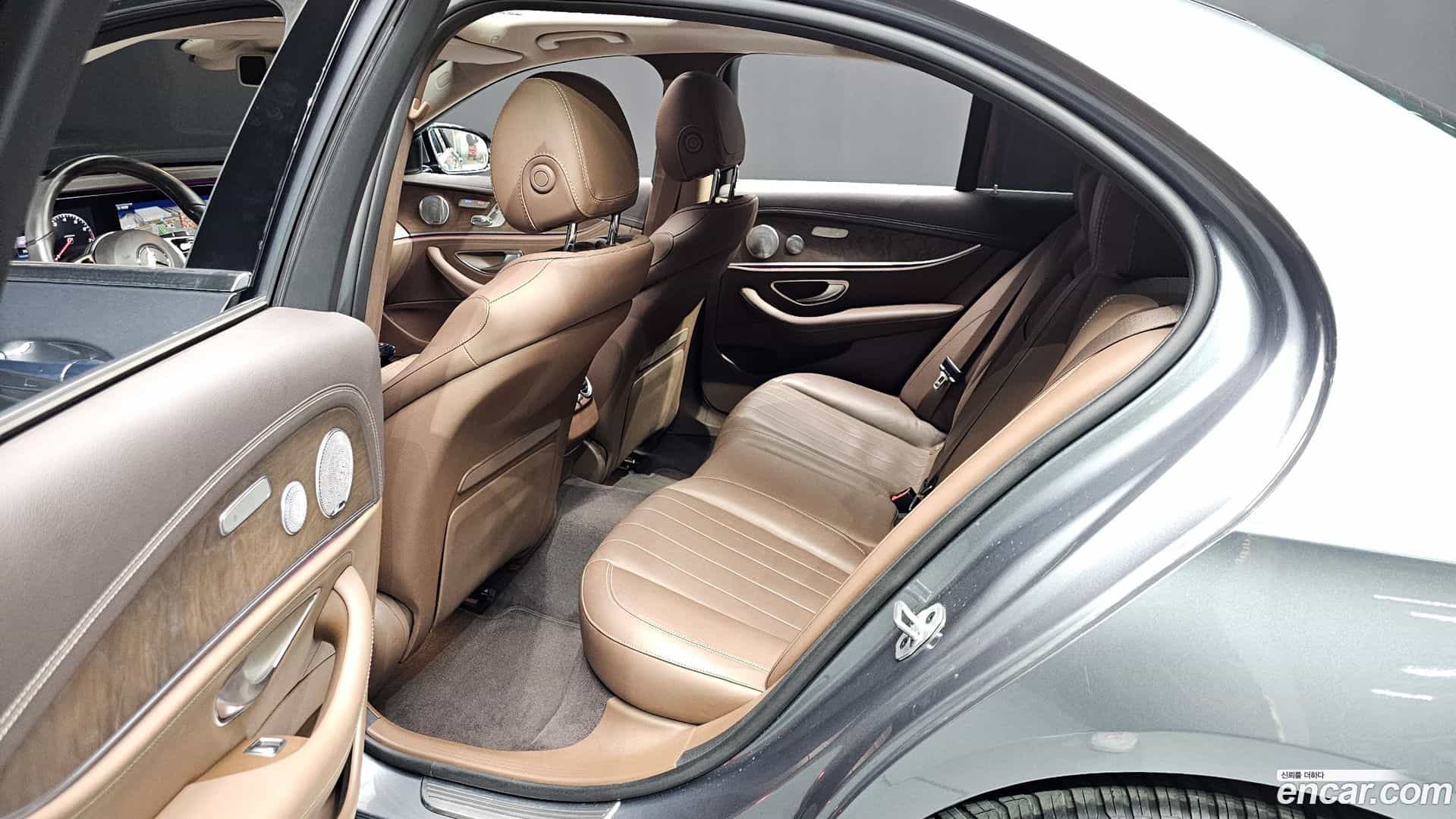 E-Class Mercedes-Benz 2018.10-OPTION-016