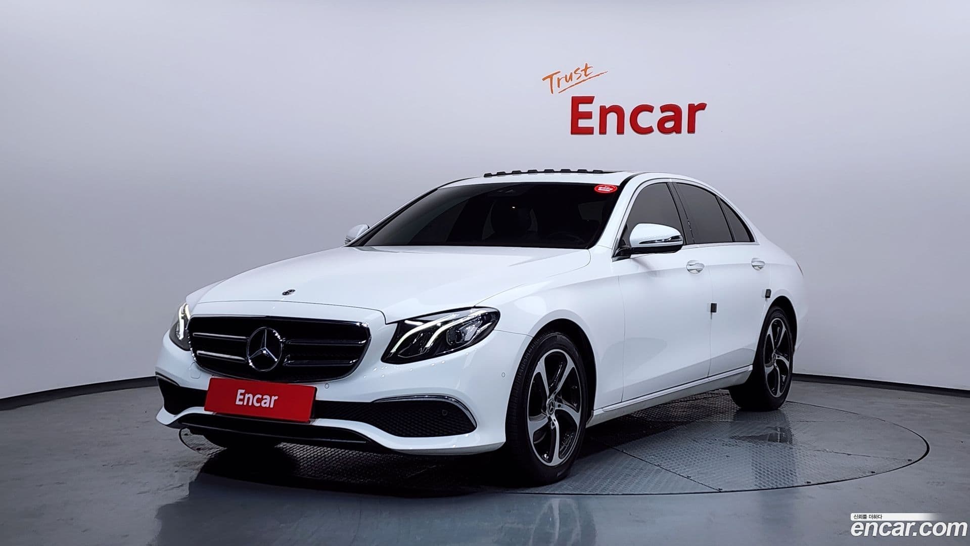 Main__Slider__Photo:E-Class Mercedes-Benz 2020.1-0
