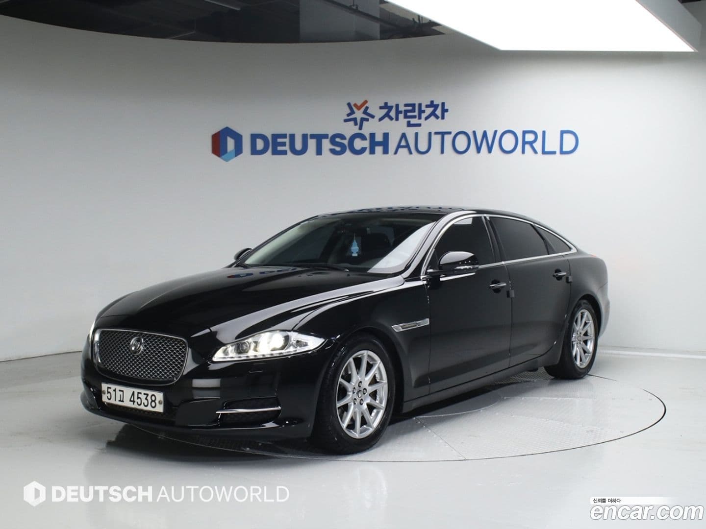 Main__Slider__Photo:XJ Jaguar 2013.10-0