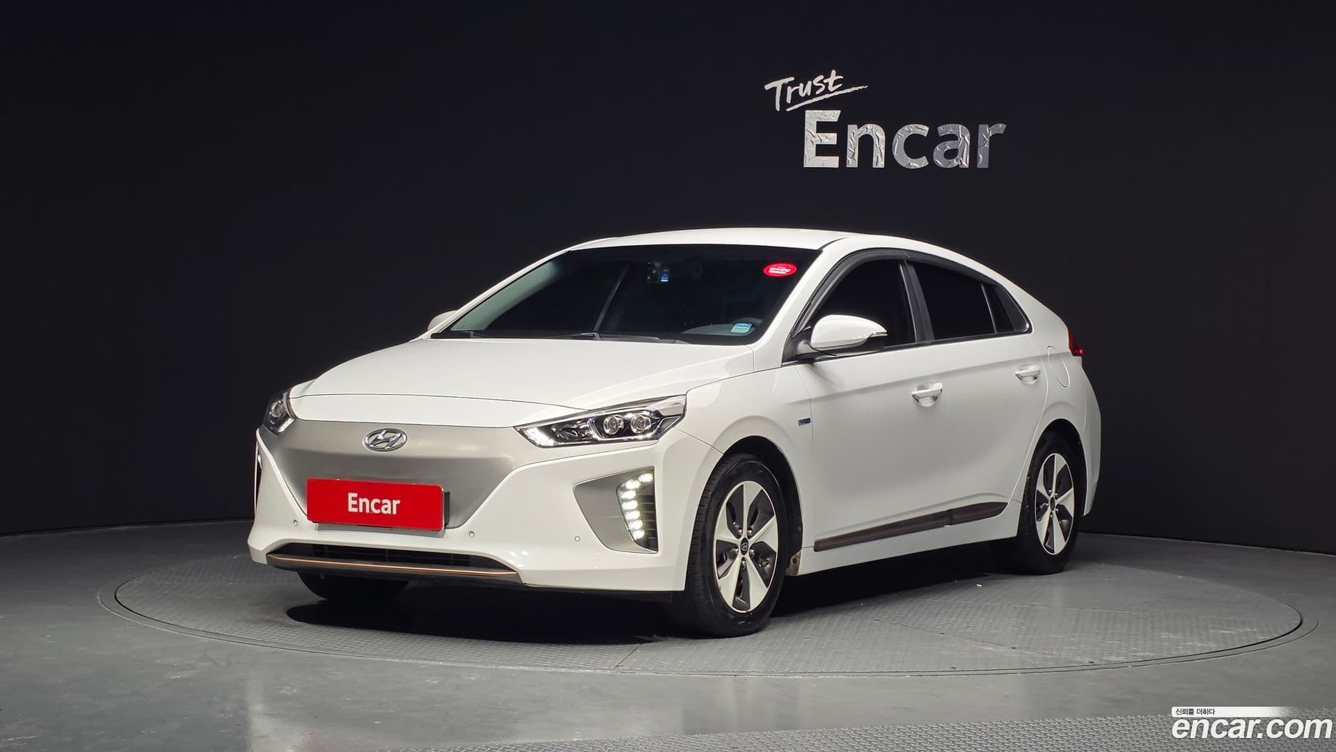 Main__Slider__Photo:Ioniq Hyundai 2018.4-0
