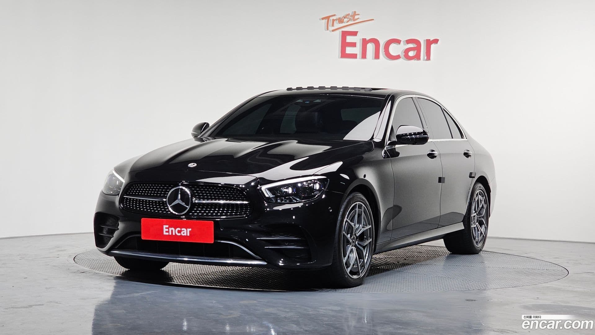 Main__Slider__Photo:E-Class Mercedes-Benz 2023.4-0