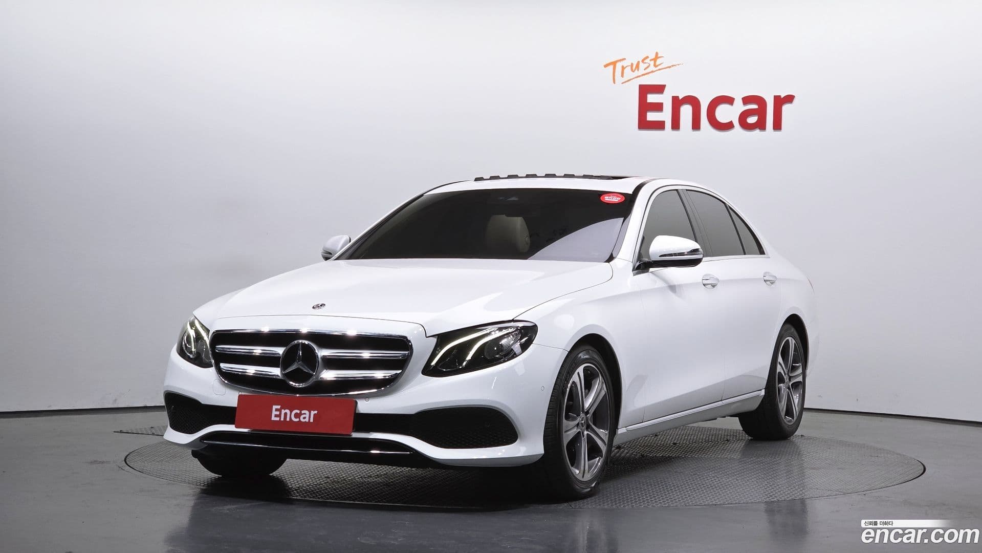 Main__Slider__Photo:E-Class Mercedes-Benz 2019.11-0