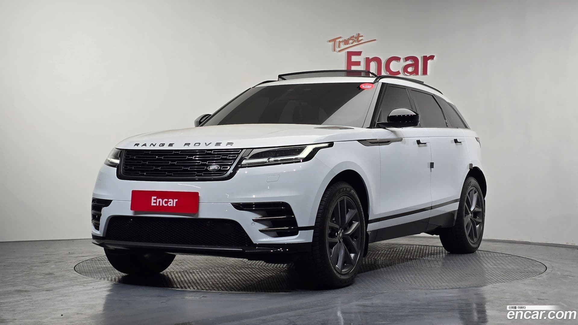 Main__Slider__Photo:Range Rover Velar Land Rover 2024.11-0