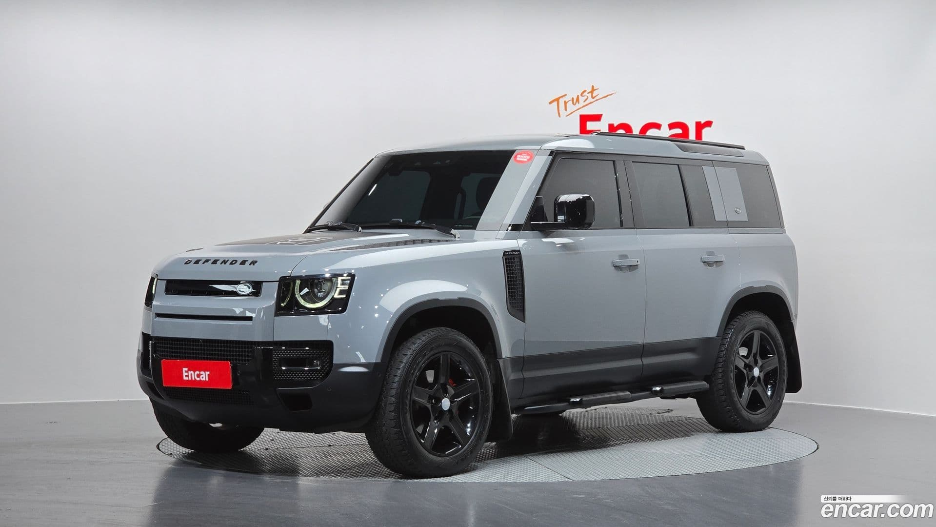 Main__Slider__Photo:Defender Land Rover 2023.3-0