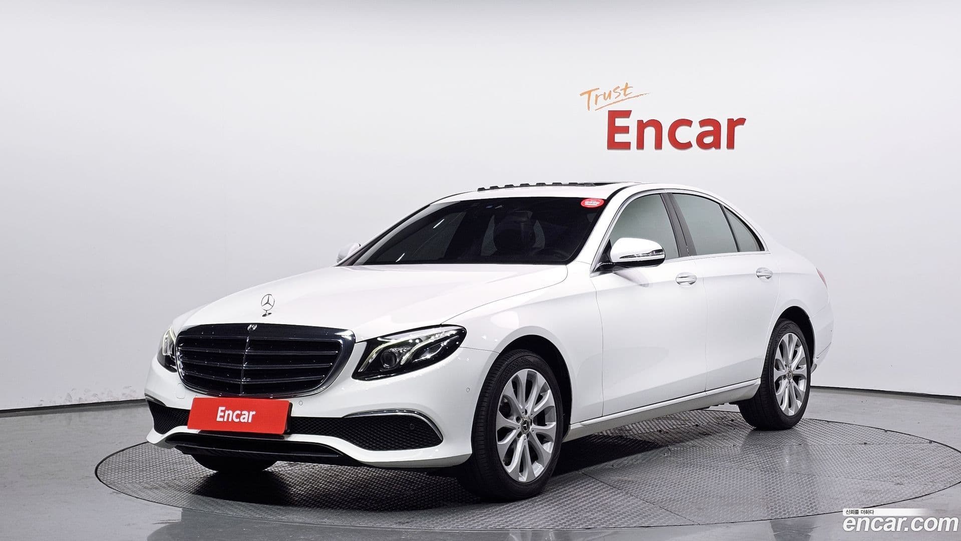 Main__Slider__Photo:E-Class Mercedes-Benz 2020.5-0