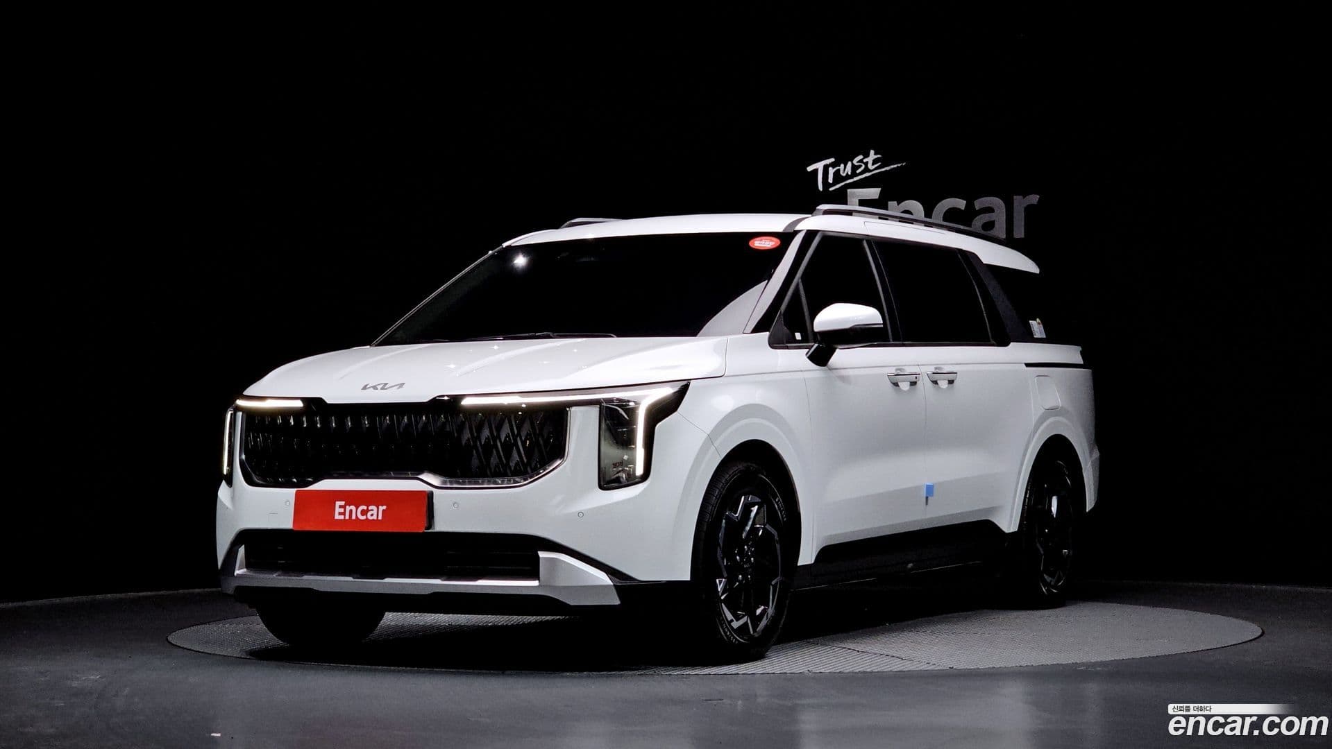 Main__Slider__Photo:Canival Kia 2025.2-0