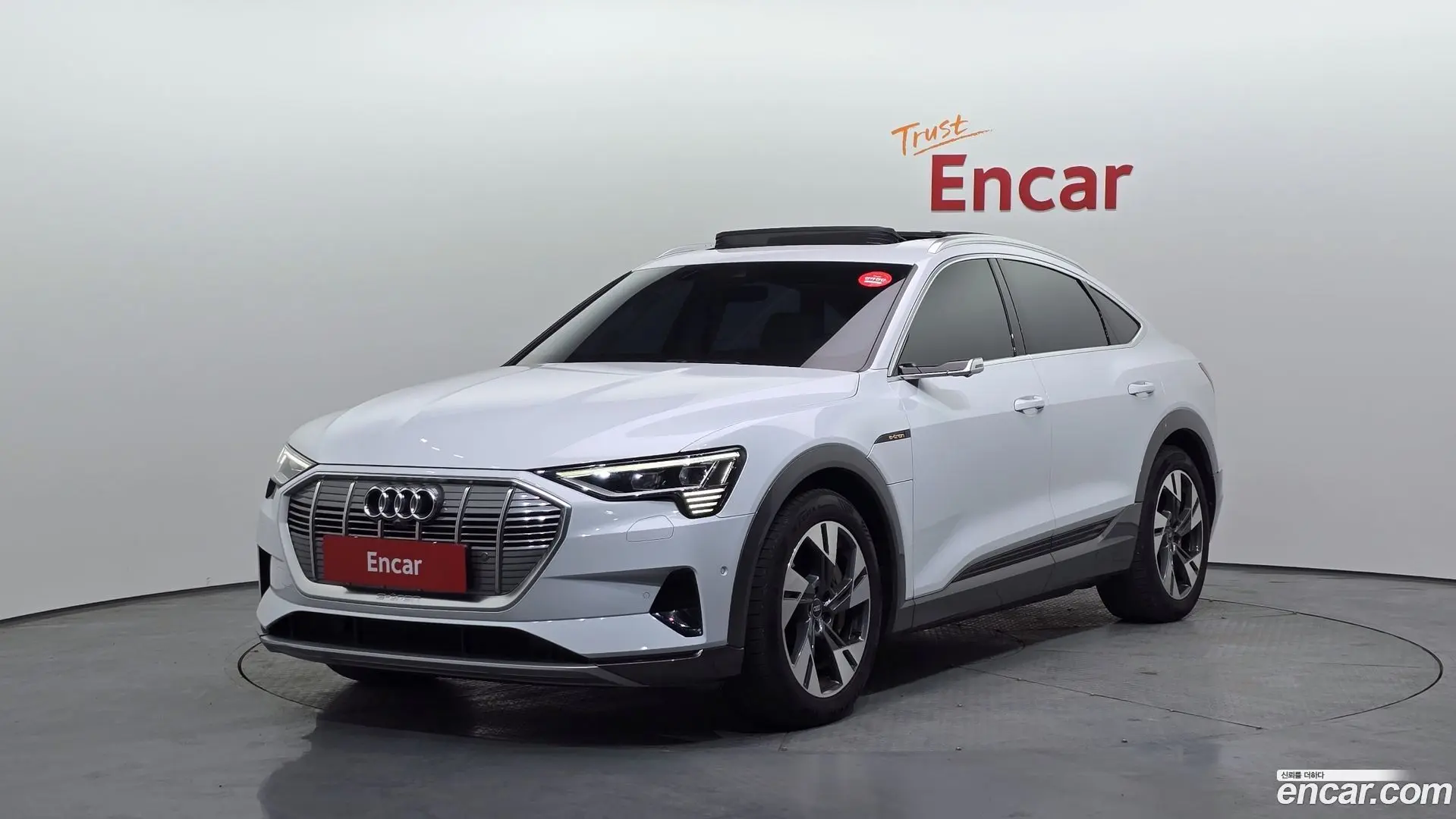 Main__Slider__Photo:e-tron Audi 2021.4-0