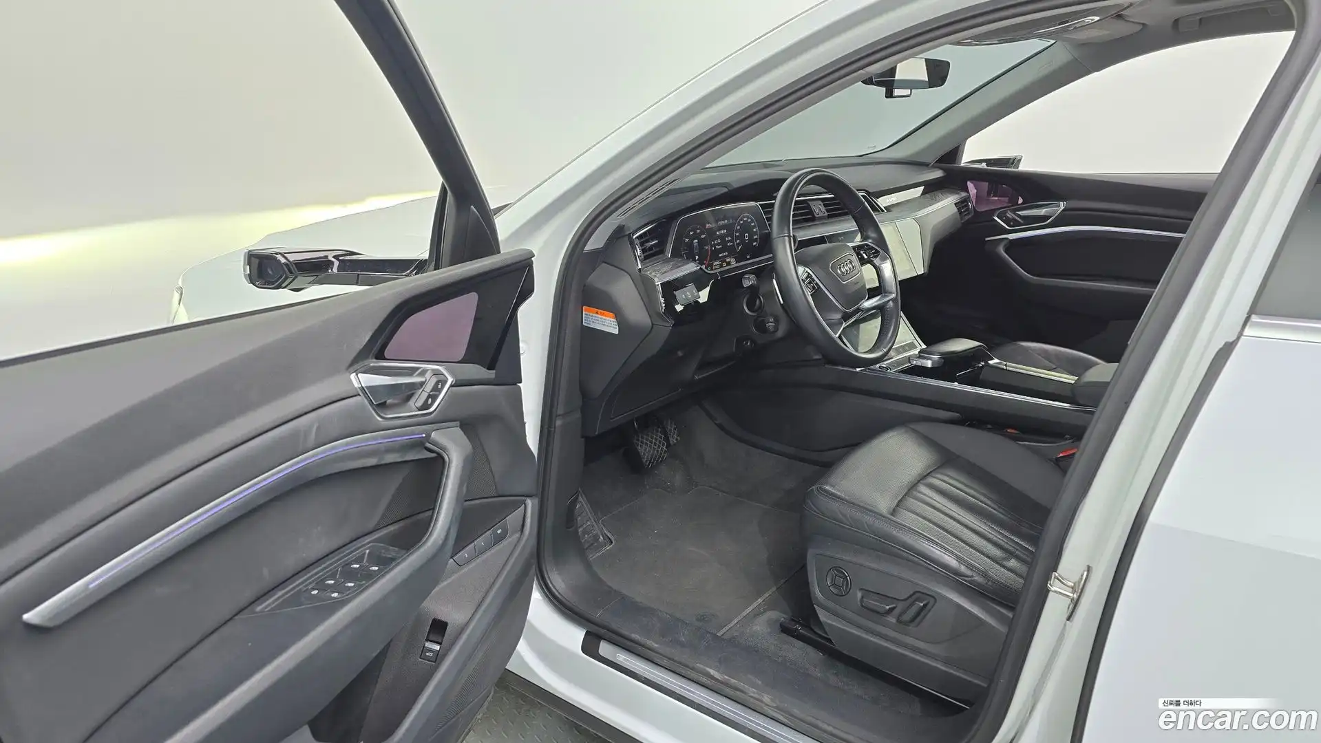 e-tron Audi 2021.4-INNER-010