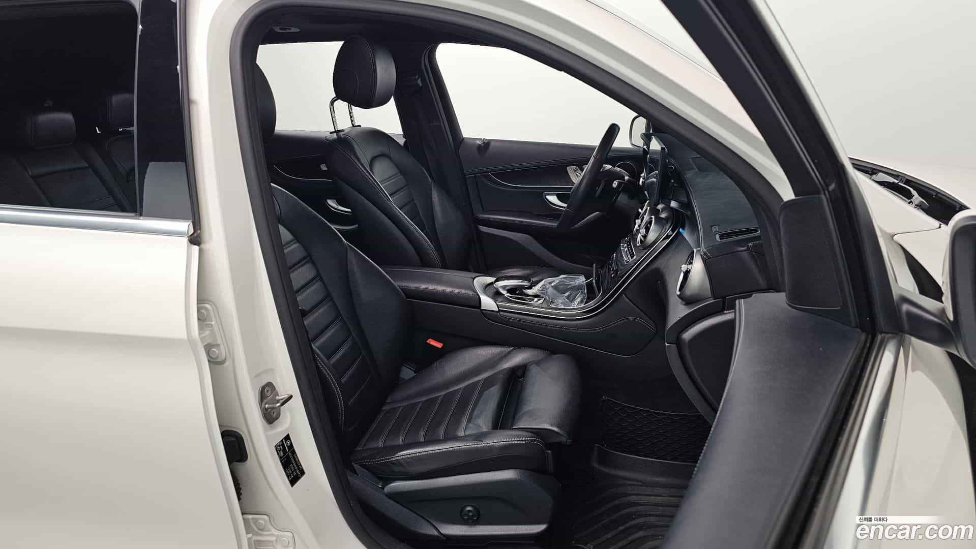 GLC-Class Mercedes-Benz 2017.2-INNER-010