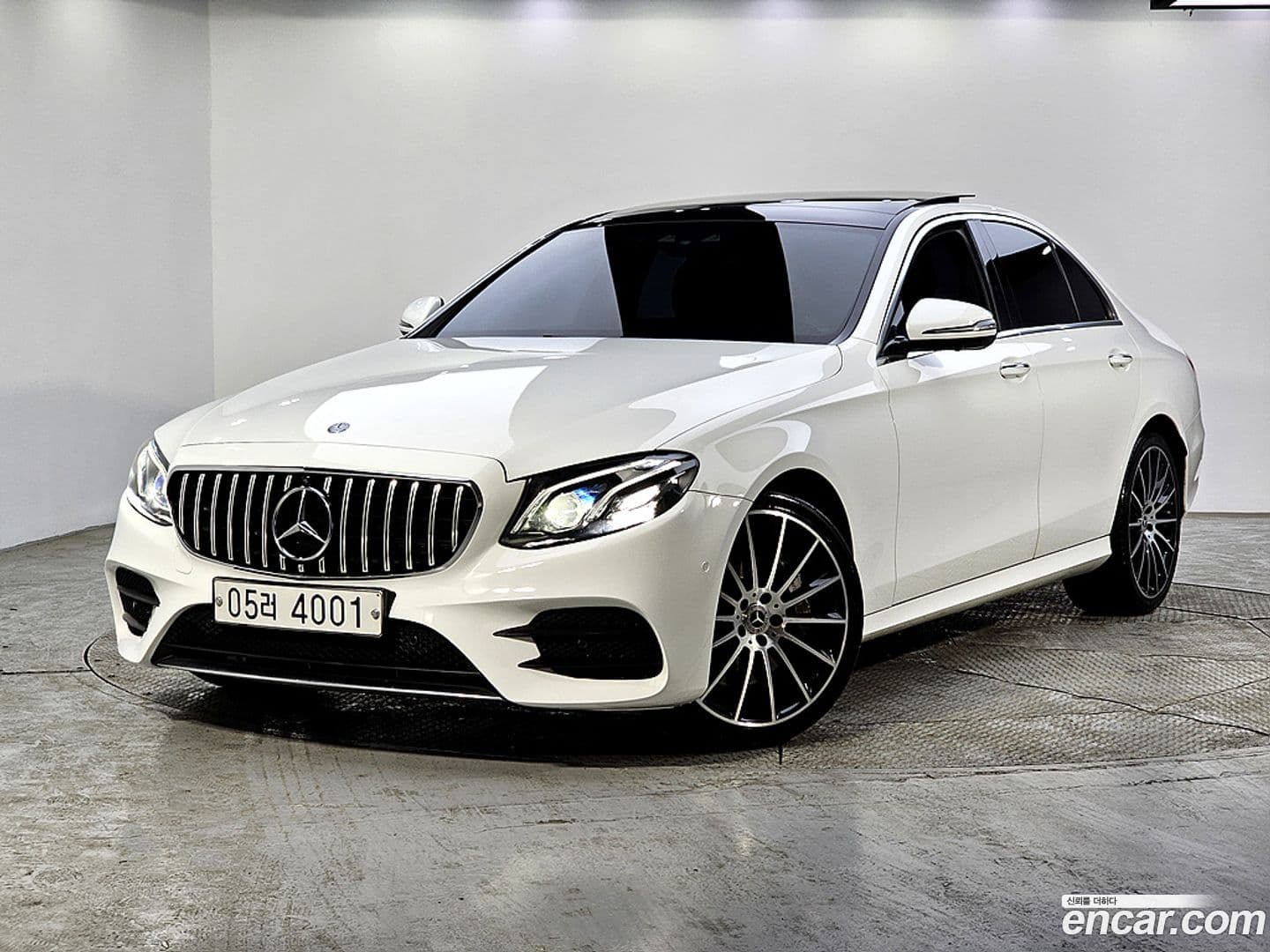 Main__Slider__Photo:E-Class Mercedes-Benz 2017.5-0