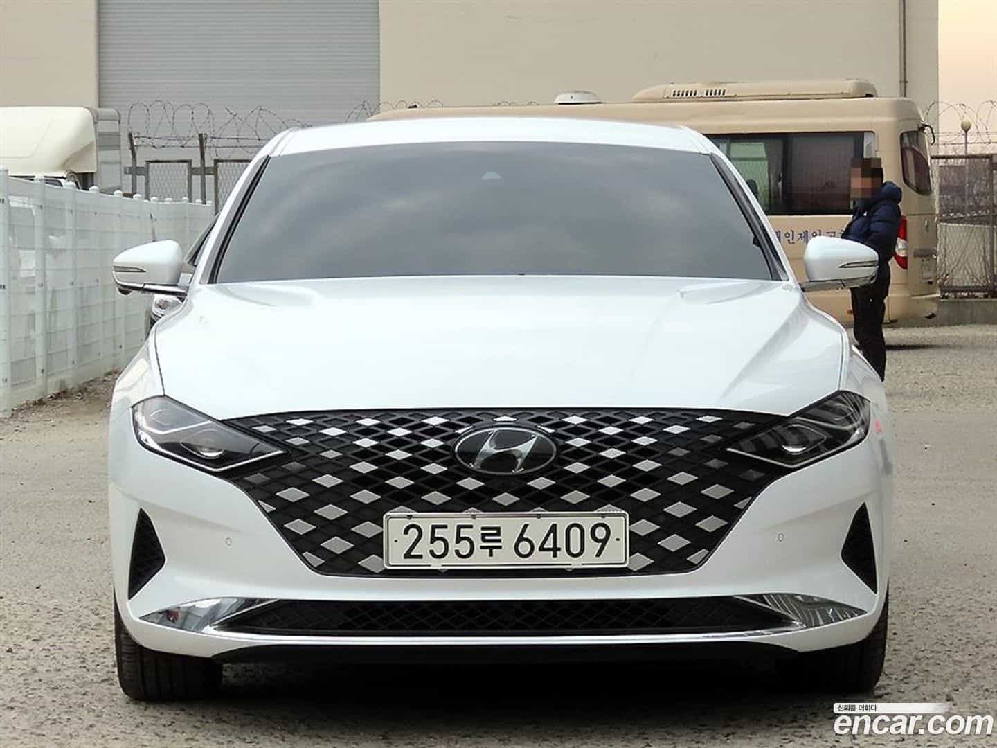 Grandeur Hyundai 2022.3-OUTER-001