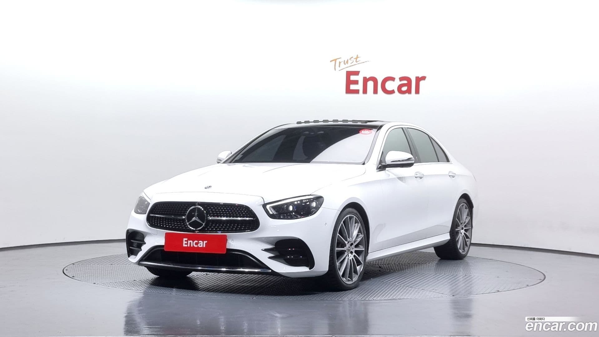 Main__Slider__Photo:E-Class Mercedes-Benz 2021.6-0