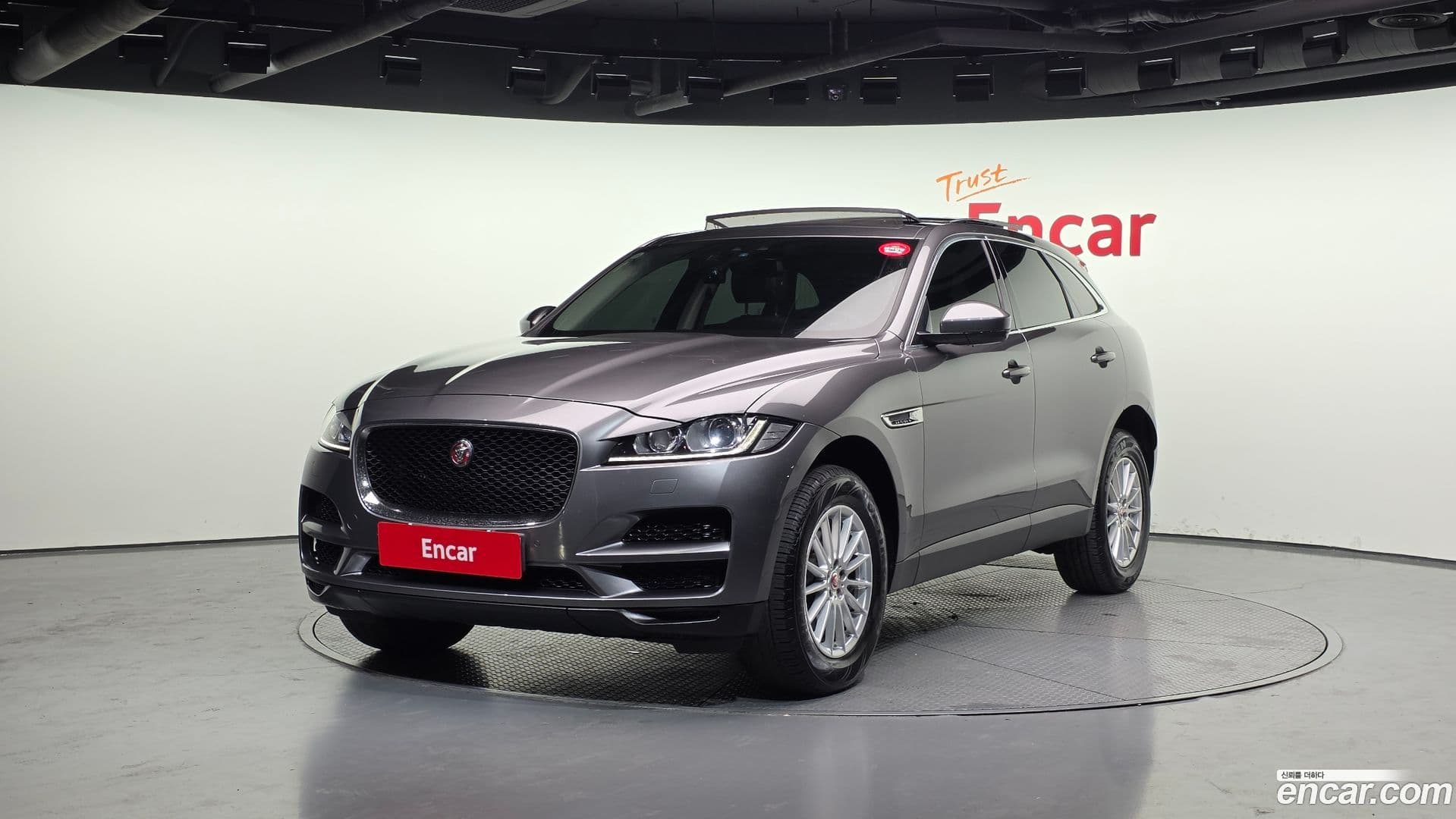 Main__Slider__Photo:F-PACE Jaguar 2017.2-0