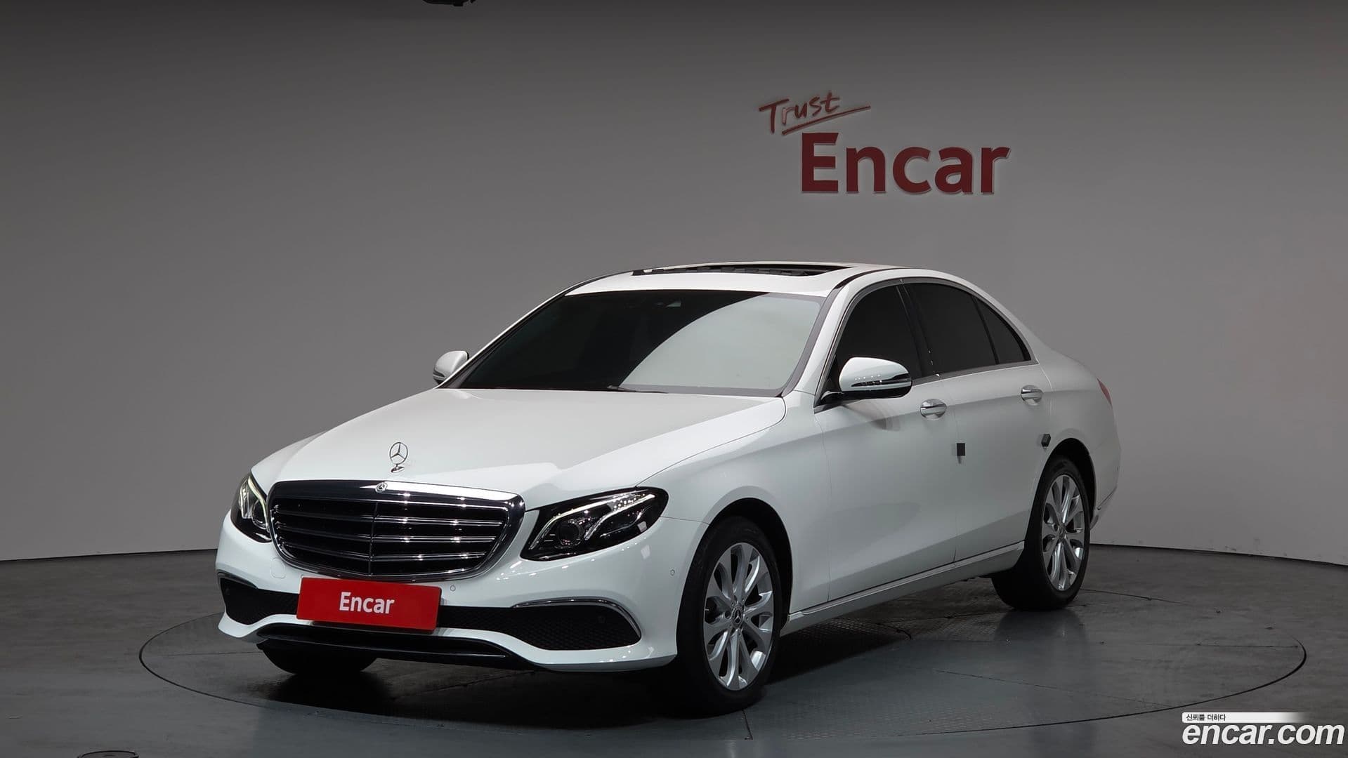 Main__Slider__Photo:E-Class Mercedes-Benz 2019.6-0