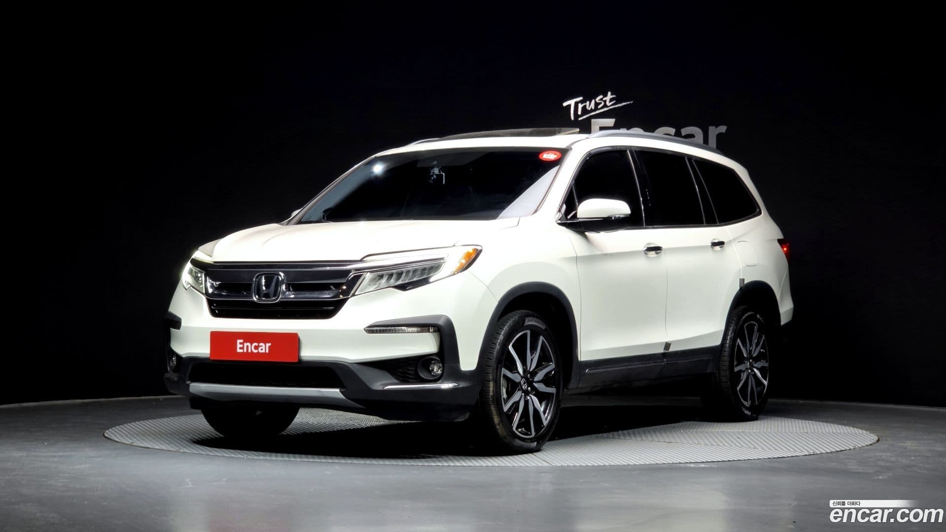 Main__Slider__Photo:Pilot Honda 2019.9-0